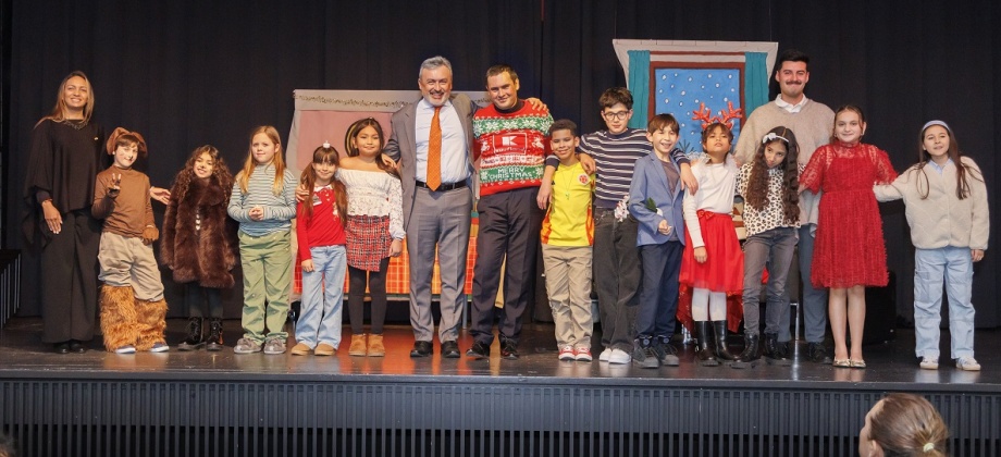 Bajo las Luces de Diciembre: Teatro y Villancicos de mi Tierra